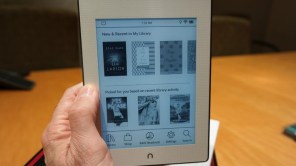nook-glowlight-plus-in-hand